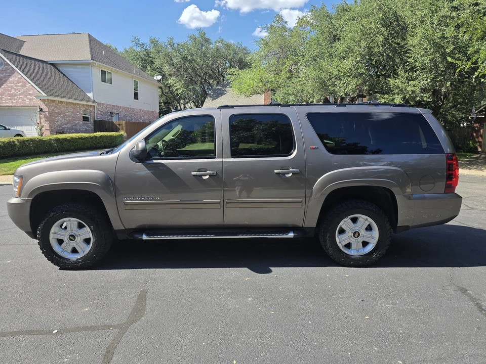 2011 Chevrolet Suburban 10th Gen - Image 4 of 31