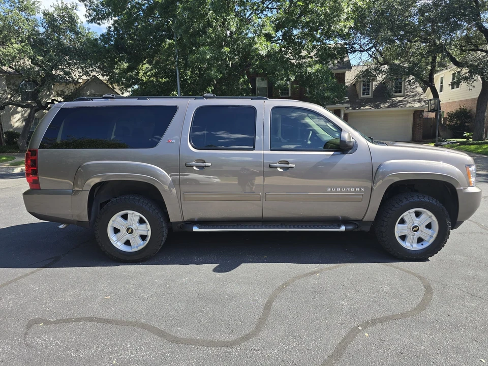 2011 Chevrolet Suburban 10th Gen - Image 10 of 31