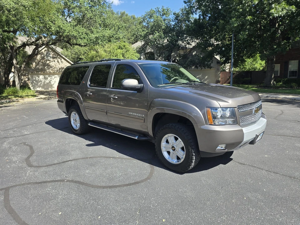 2011 Chevrolet Suburban 10th Gen - Image 13 of 31