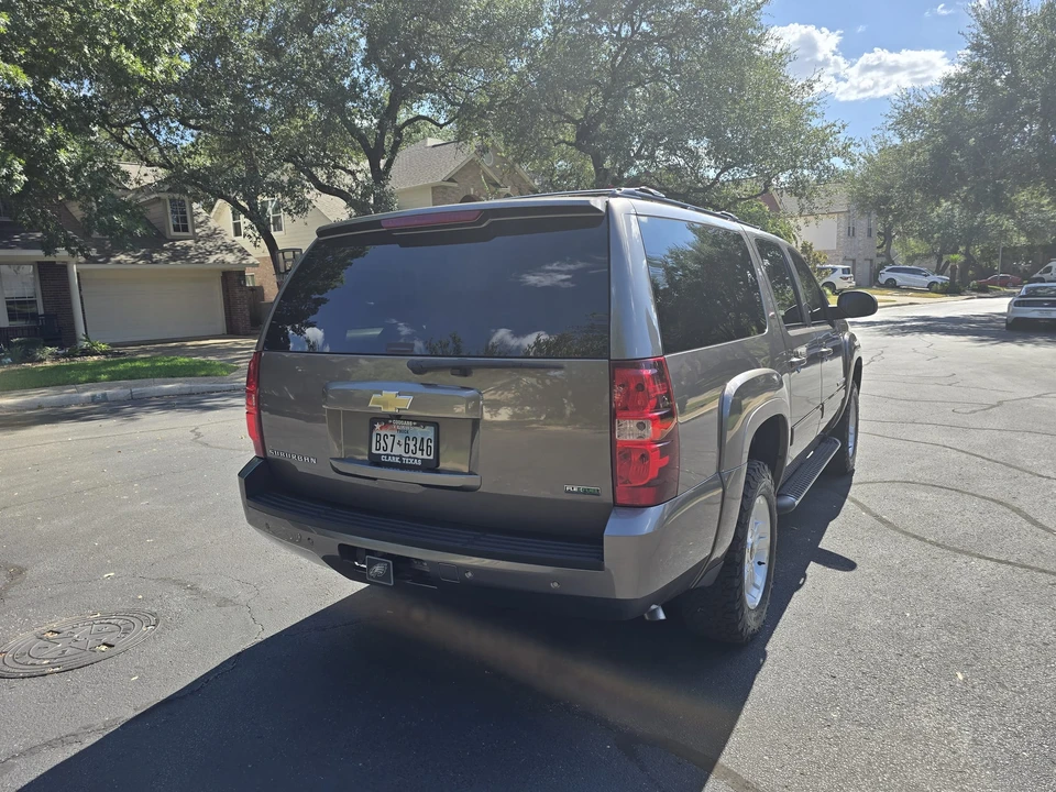 2011 Chevrolet Suburban 10th Gen - Image 5 of 31