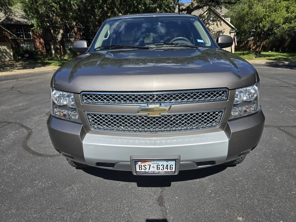 2011 Chevrolet Suburban 10th Gen - Image 2 of 31