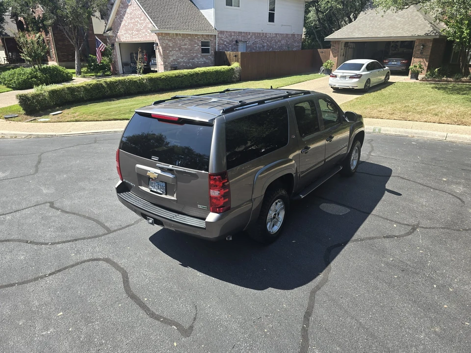 2011 Chevrolet Suburban 10th Gen - Image 6 of 31