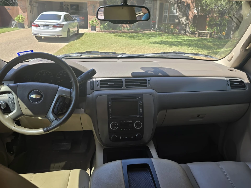 2011 Chevrolet Suburban 10th Gen - Image 24 of 31