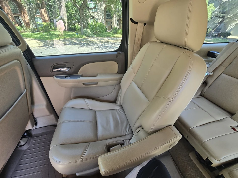 2011 Chevrolet Suburban 10th Gen - Image 28 of 31