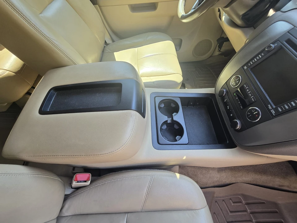 2011 Chevrolet Suburban 10th Gen - Image 27 of 31