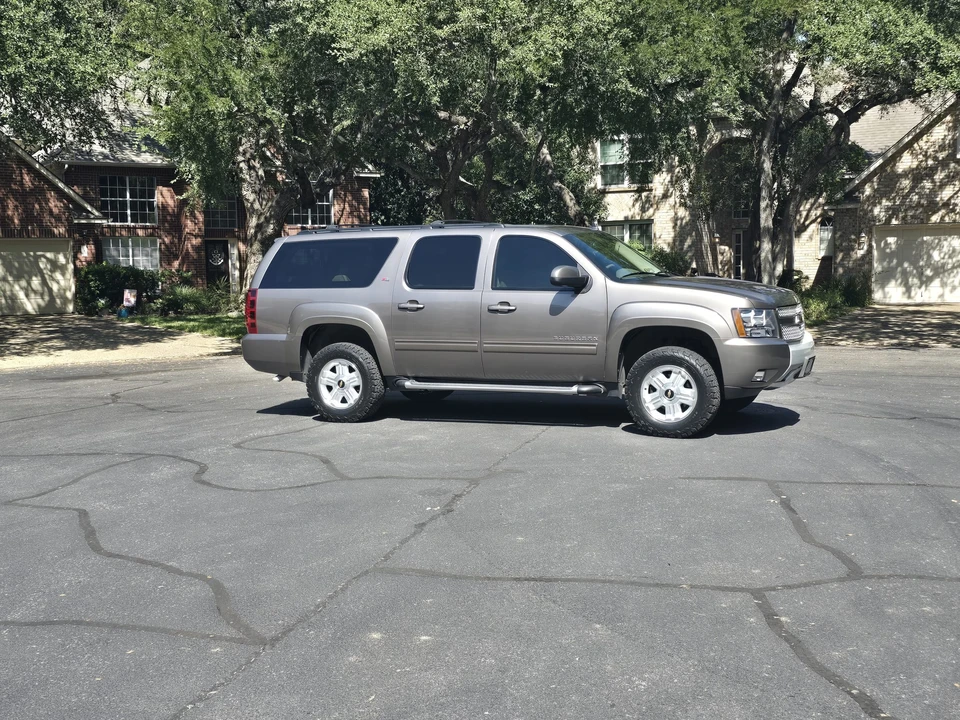 2011 Chevrolet Suburban 10th Gen - Image 12 of 31