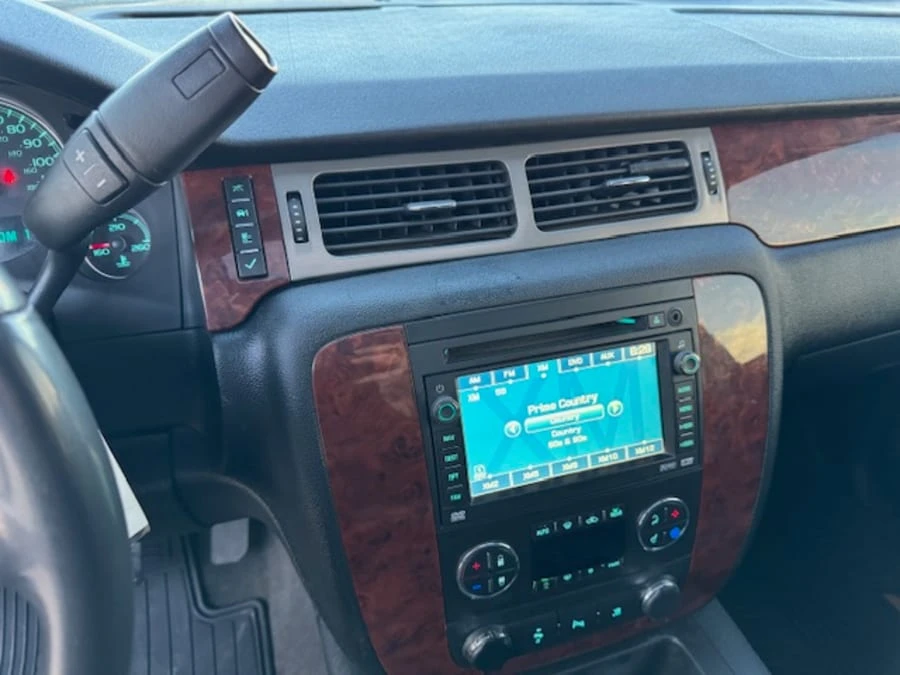 2011 Chevrolet Suburban 10th Gen - Image 12 of 23