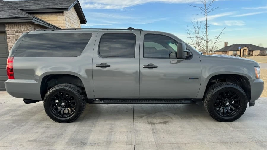 2011 Chevrolet Suburban 10th Gen - Image 2 of 23