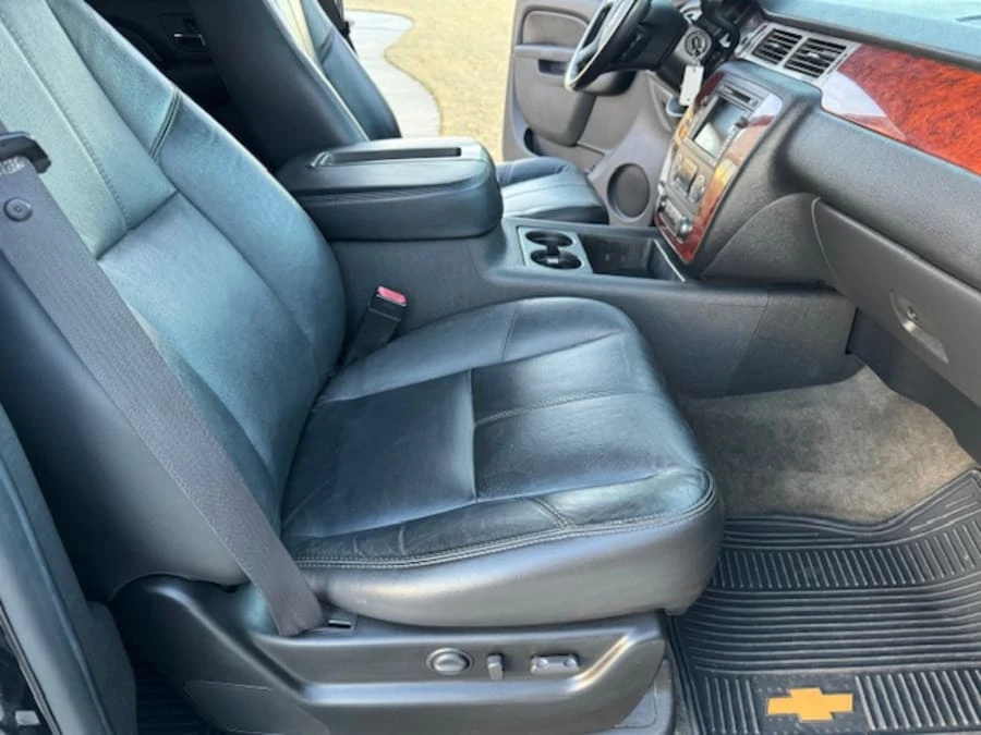 2011 Chevrolet Suburban 10th Gen - Image 13 of 23