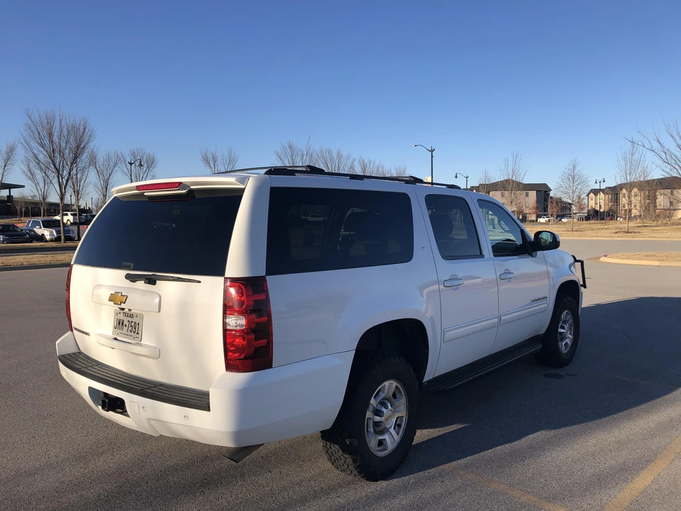 2011 Chevrolet Suburban 10th Gen - Image 19 of 31