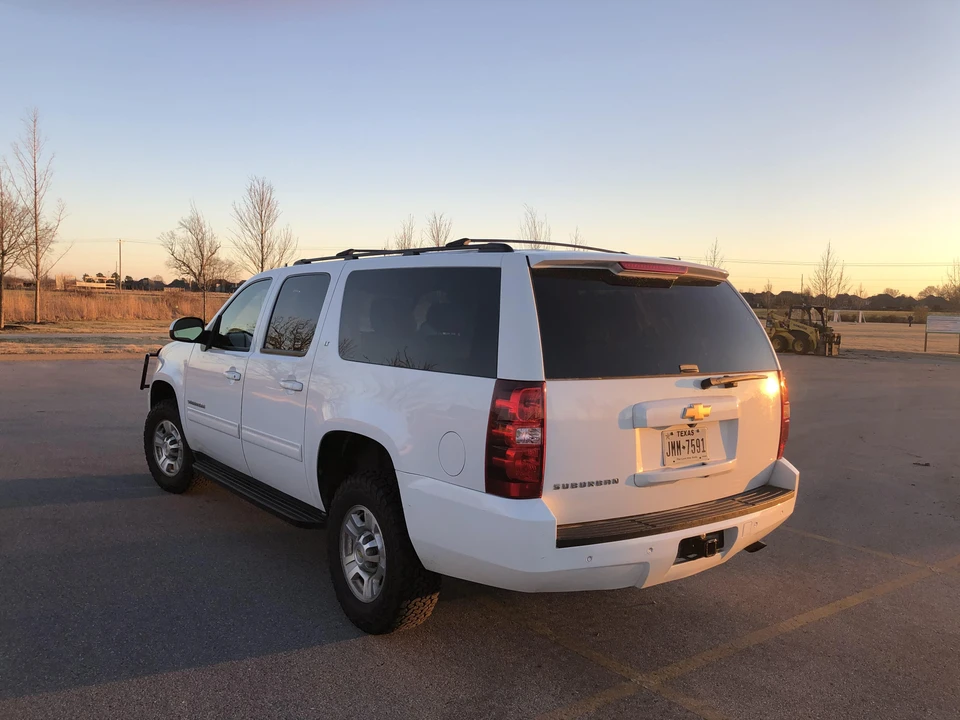 2011 Chevrolet Suburban 10th Gen - Image 5 of 31