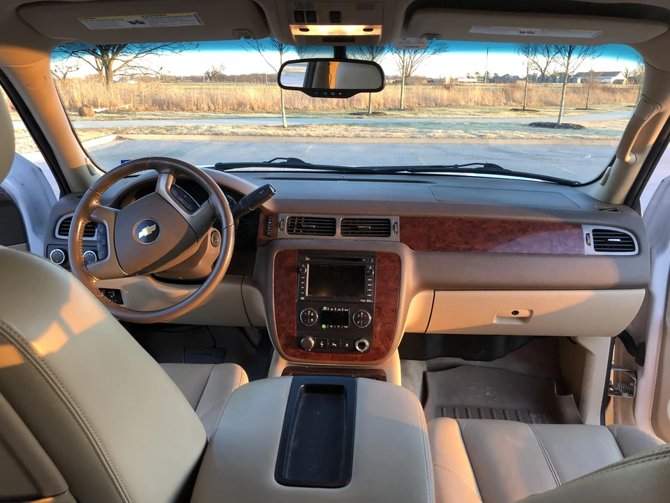 2011 Chevrolet Suburban 10th Gen - Image 30 of 31