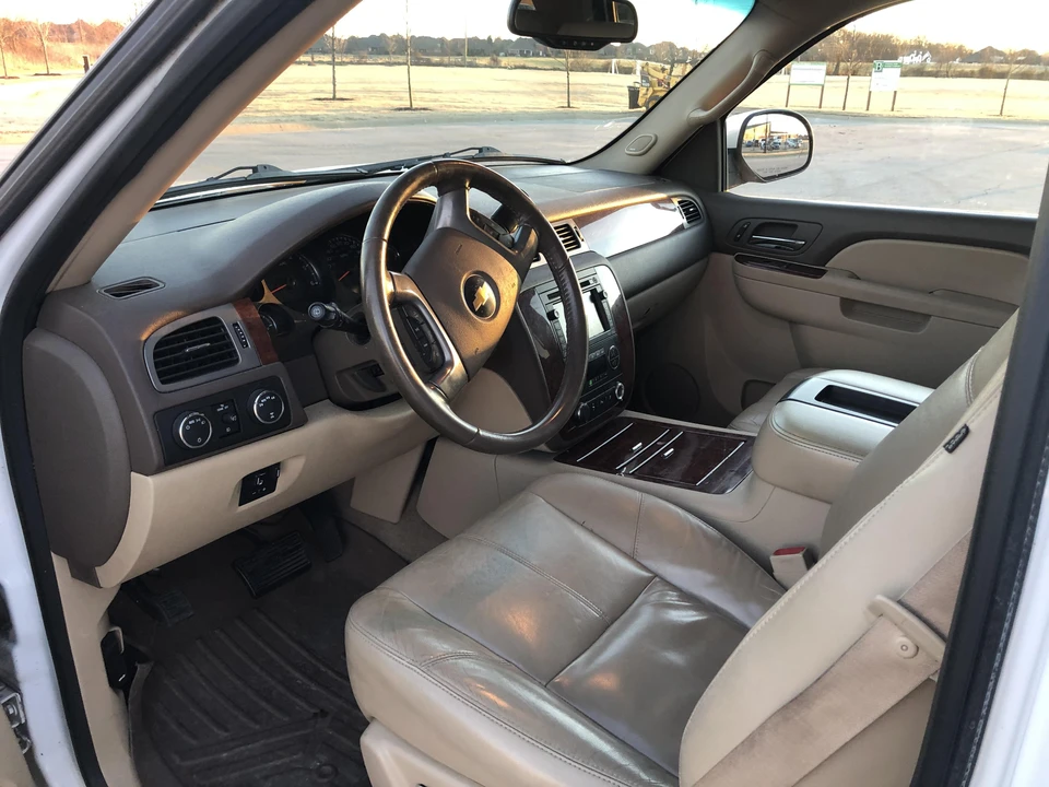 2011 Chevrolet Suburban 10th Gen - Image 29 of 31
