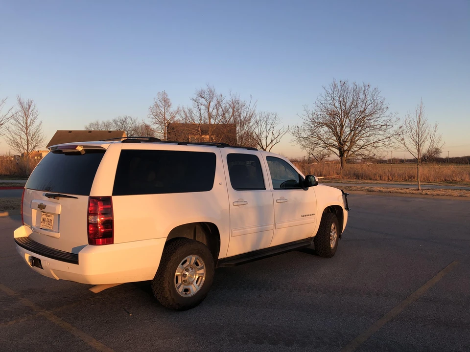 2011 Chevrolet Suburban 10th Gen - Image 20 of 31