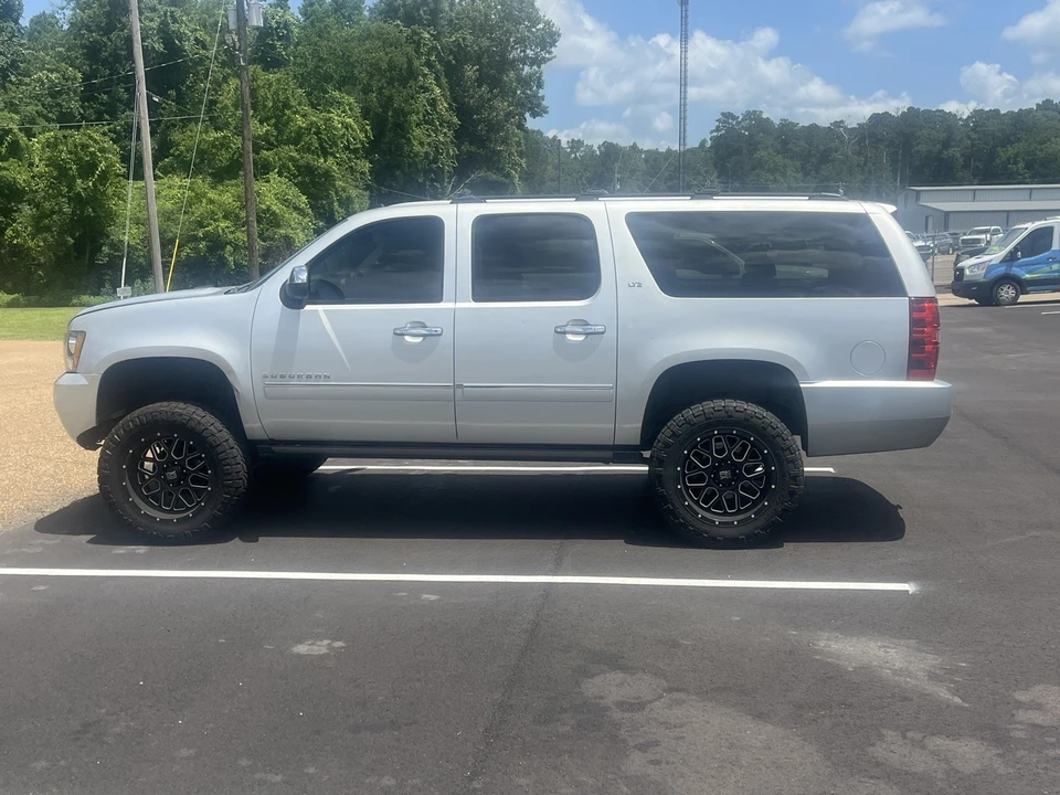 2011 Chevrolet Suburban 11th Gen - Image 14 of 18