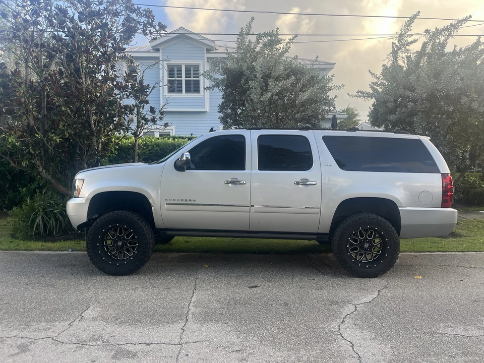 2011 Chevrolet Suburban 11th Gen - Image 2 of 18