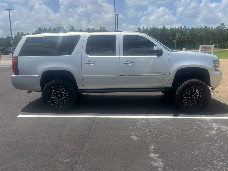 2011 Chevrolet Suburban 11th Gen - Image 17 of 18