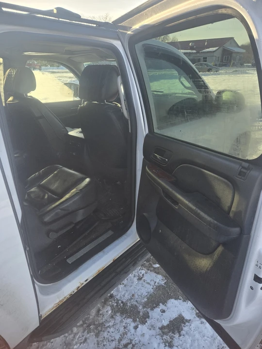 2011 Chevrolet Suburban 11th Gen - Image 10 of 13
