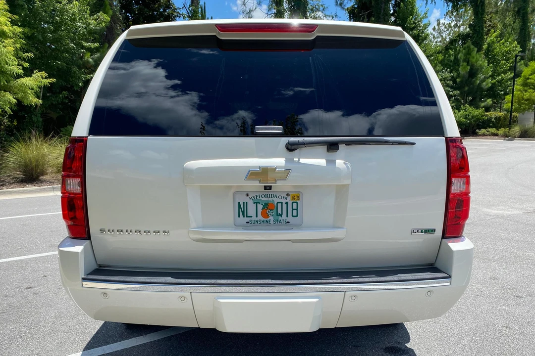 2011 Chevrolet Suburban 10th Gen - Image 5 of 31