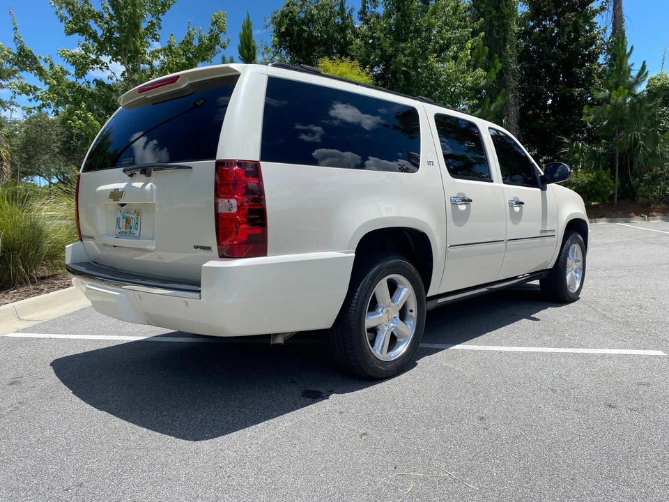 2011 Chevrolet Suburban 10th Gen - Image 10 of 31