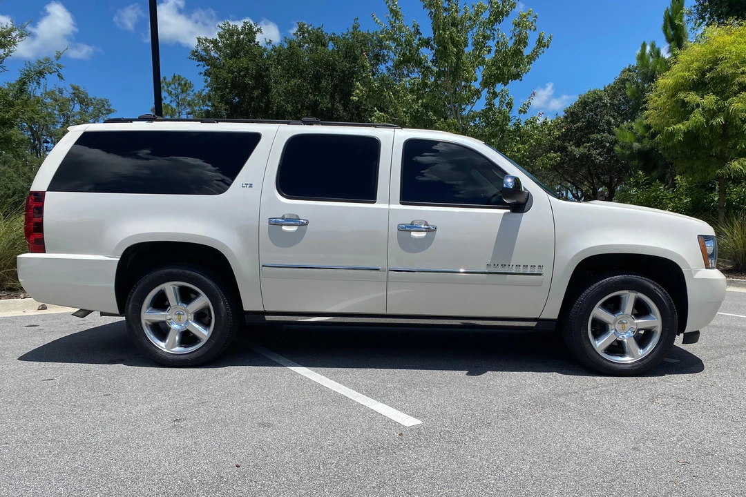2011 Chevrolet Suburban 10th Gen - Image 3 of 31