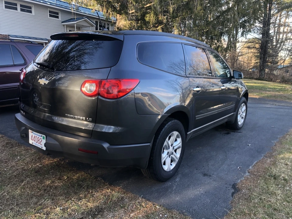 2011 Chevrolet Traverse - Image 2 of 14