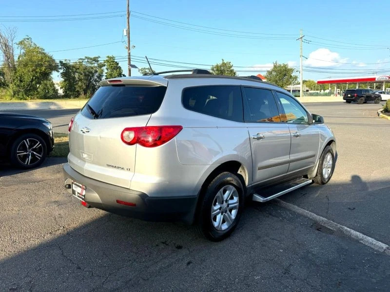 2011 Chevrolet Traverse - Image 8 of 12