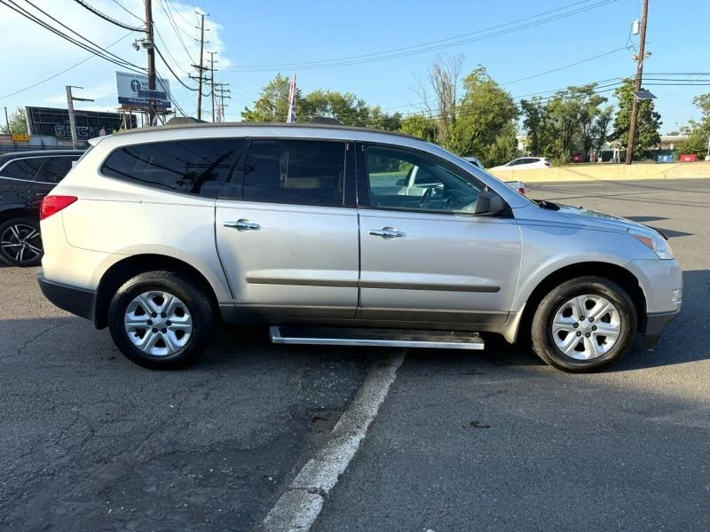 2011 Chevrolet Traverse - Image 4 of 12