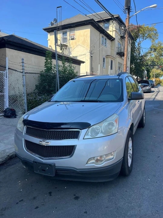 2011 Chevrolet Traverse - Image 2 of 10