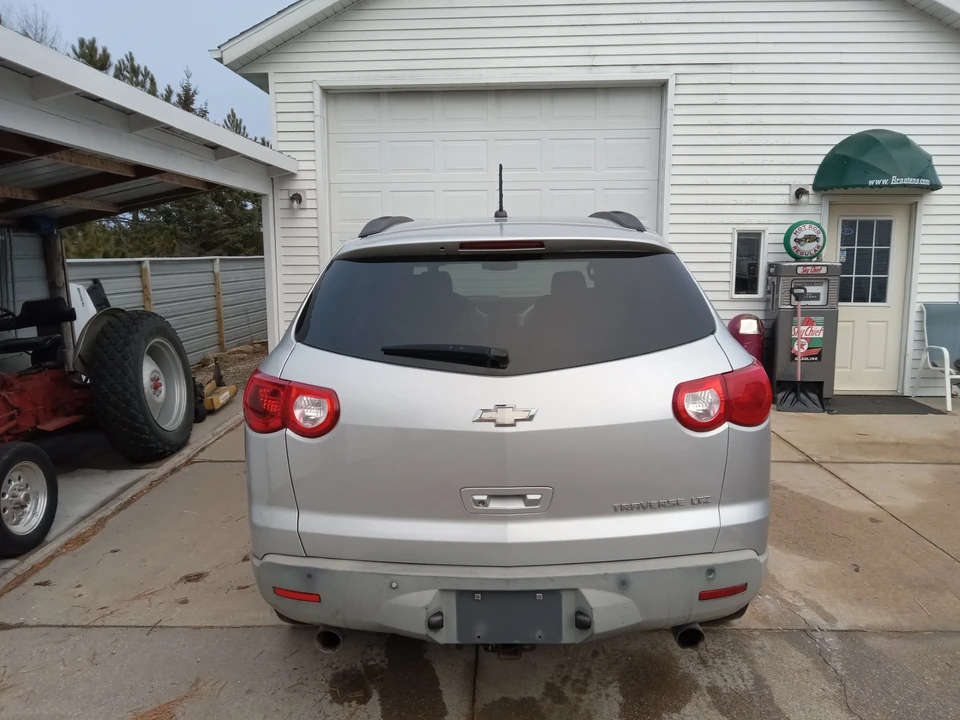 2011 Chevrolet Traverse - Image 2 of 9