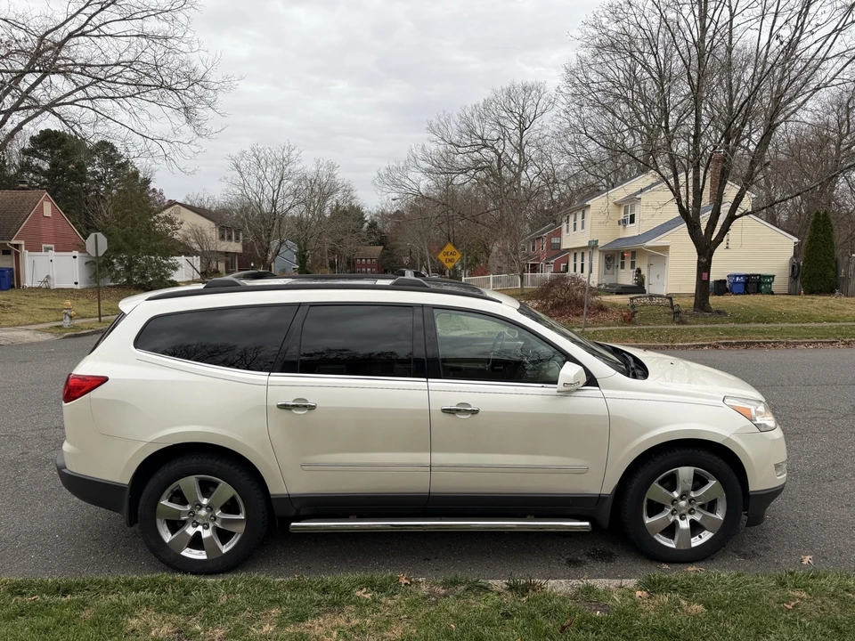 2011 Chevrolet Traverse - Image 8 of 19