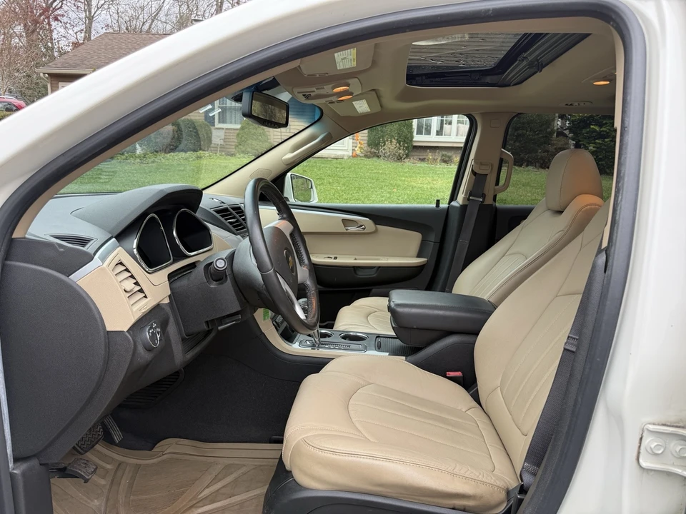 2011 Chevrolet Traverse - Image 10 of 19