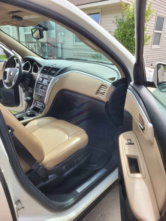 2011 Chevrolet Traverse - Image 6 of 10