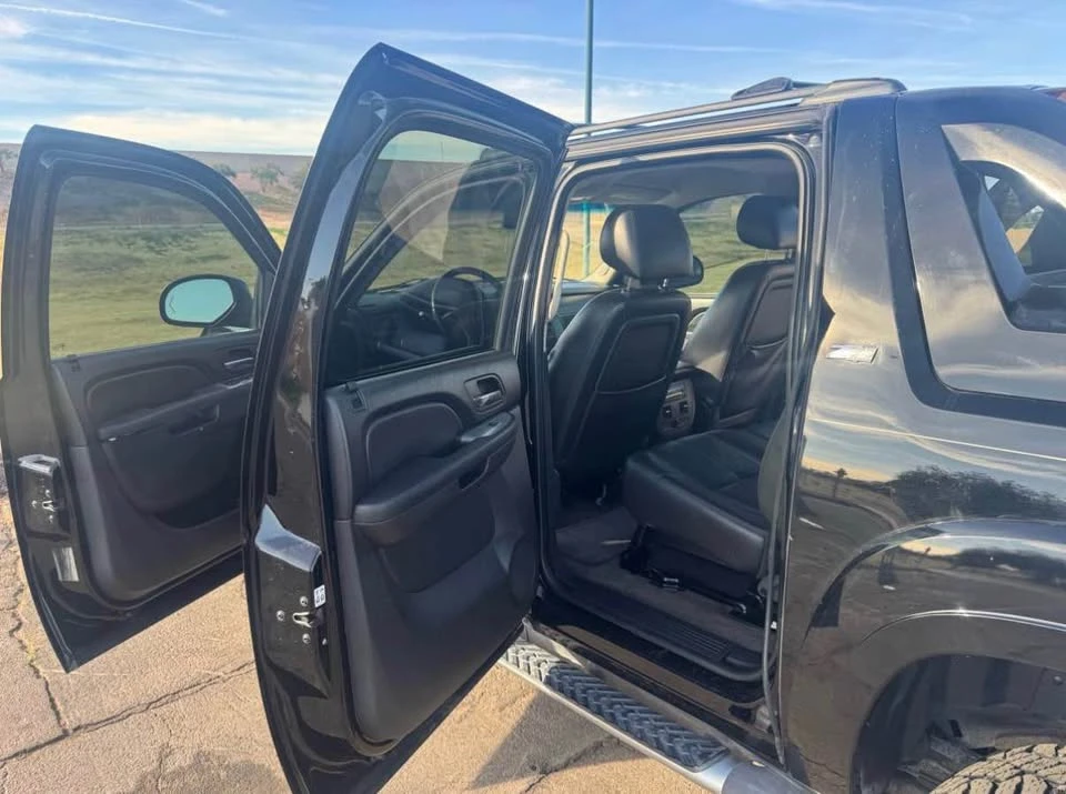 2011 Chevrolet Avalanche - Image 13 of 19