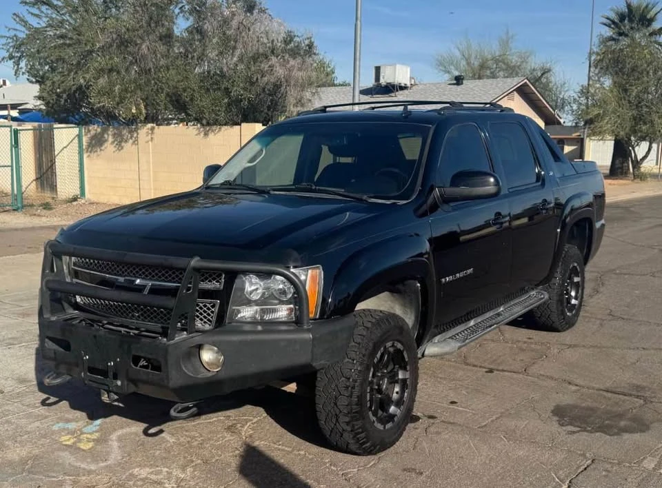 2011 Chevrolet Avalanche - Image 2 of 19