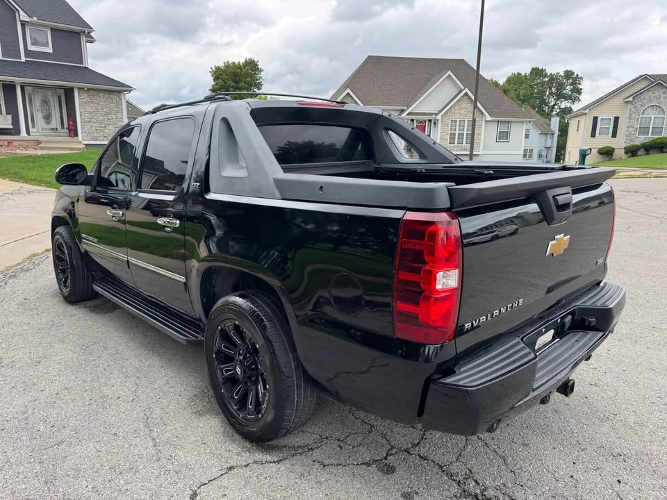 2011 Chevrolet Avalanche - Image 6 of 11