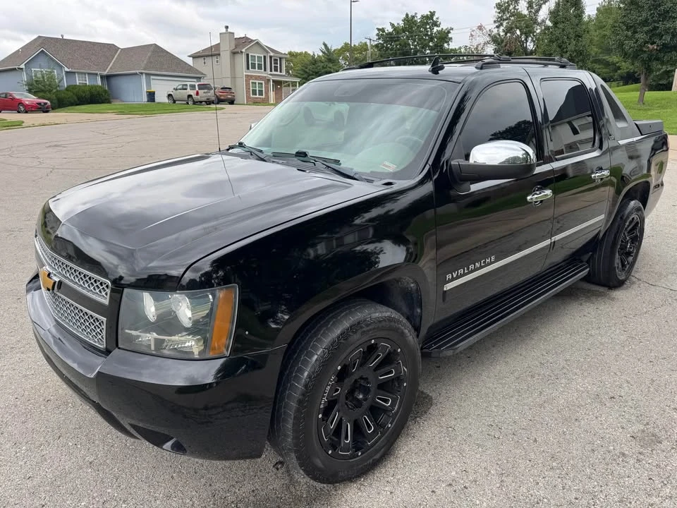 2011 Chevrolet Avalanche - Image 3 of 11