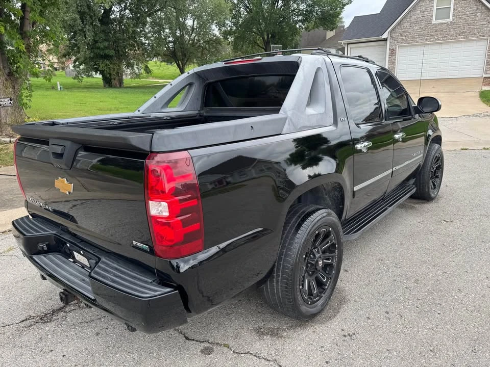 2011 Chevrolet Avalanche - Image 4 of 11