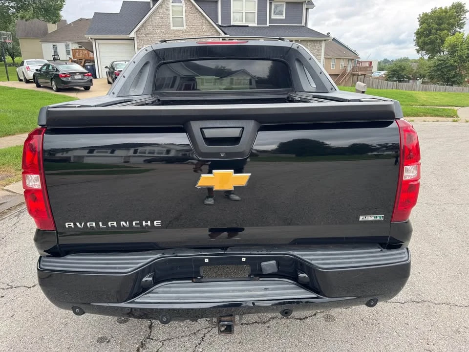 2011 Chevrolet Avalanche - Image 5 of 11