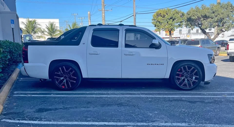 2011 Chevrolet Avalanche - Image 2 of 12