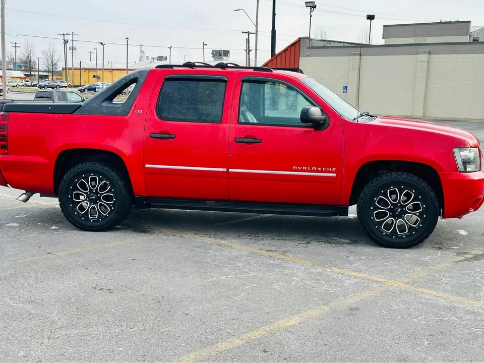 2011 Chevrolet Avalanche - Image 2 of 11