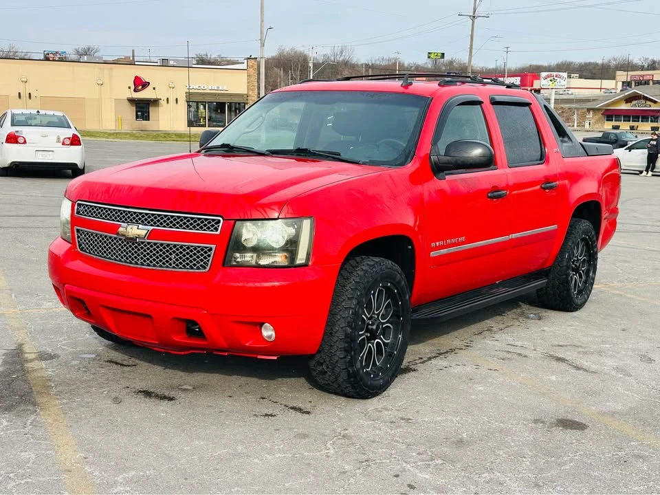 2011 Chevrolet Avalanche - Image 5 of 11