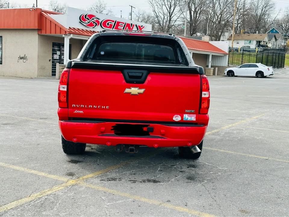 2011 Chevrolet Avalanche - Image 3 of 11