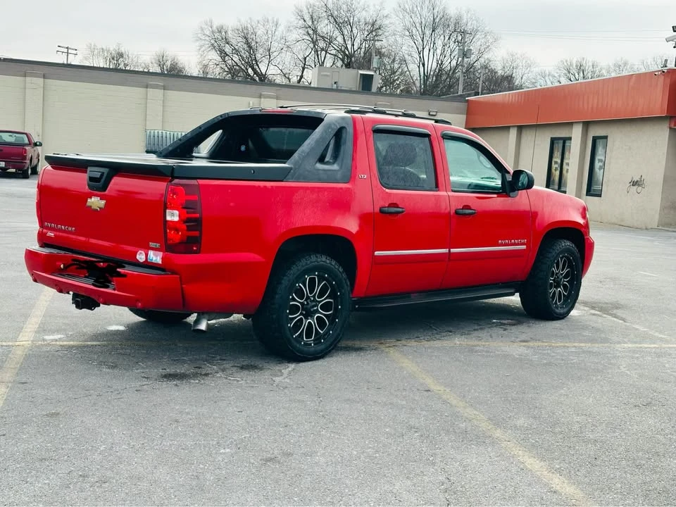 2011 Chevrolet Avalanche - Image 7 of 11