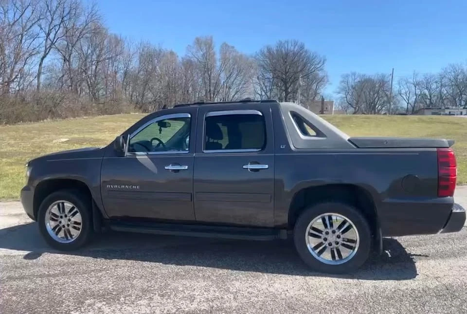 2011 Chevrolet Avalanche - Image 3 of 18