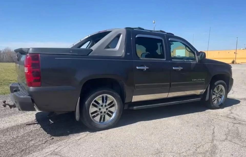2011 Chevrolet Avalanche - Image 2 of 18