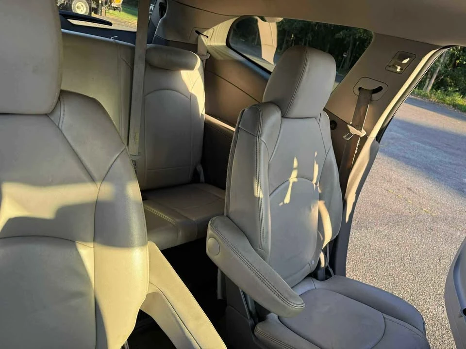 2011 Chevrolet Traverse - Image 12 of 16