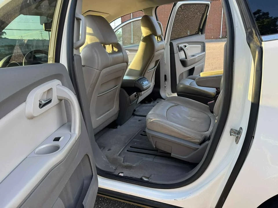 2011 Chevrolet Traverse - Image 15 of 16