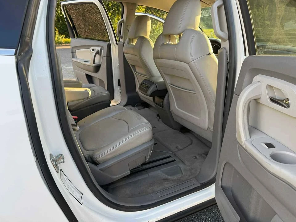 2011 Chevrolet Traverse - Image 11 of 16