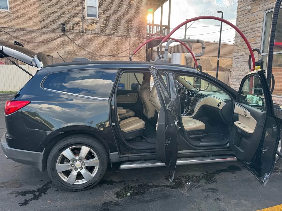 2011 Chevrolet Traverse - Image 8 of 14